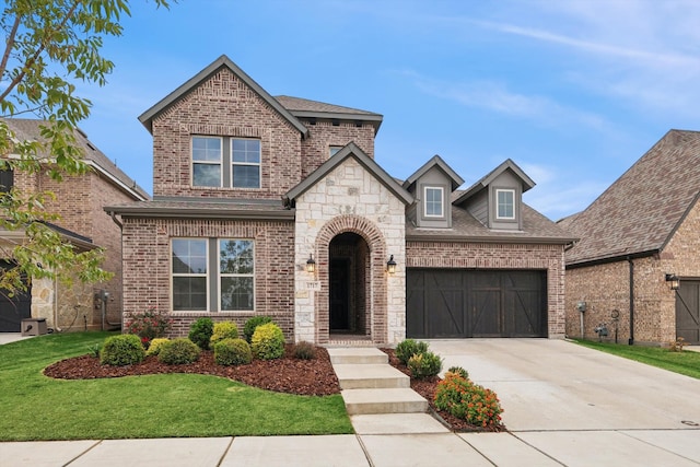 view of front of property featuring a front yard