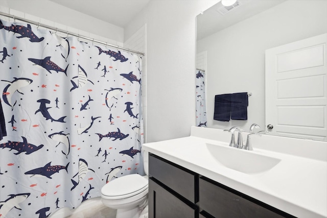 full bathroom featuring toilet, a shower with shower curtain, vanity, and visible vents