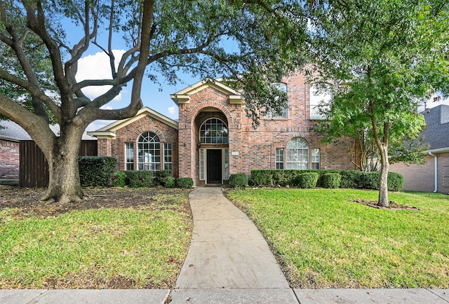 view of front of property featuring a front lawn