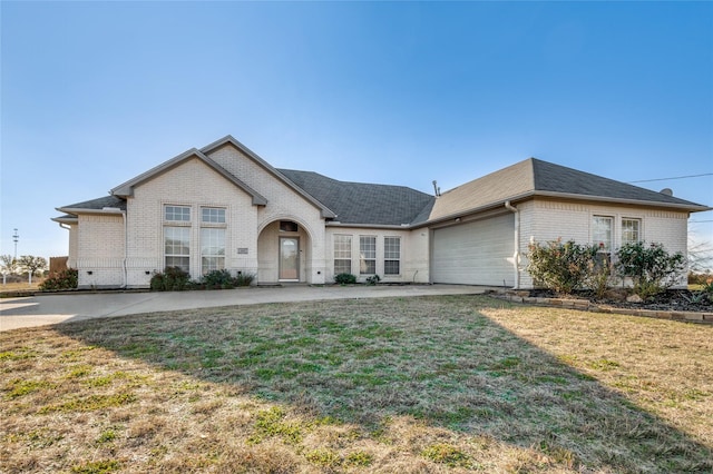 view of front of property featuring a front lawn and a garage