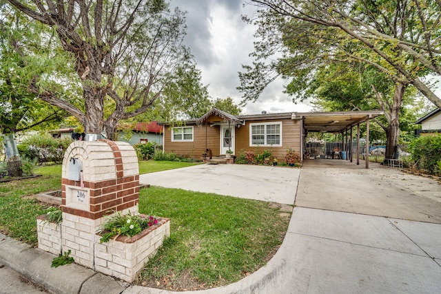 view of front of home featuring a carport and a front yard