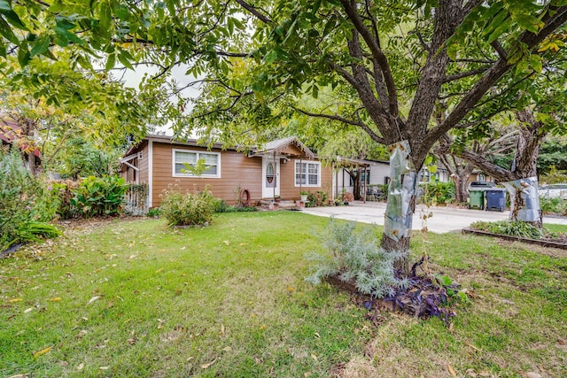 ranch-style house featuring a front lawn