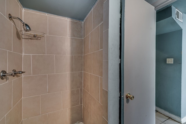 bathroom featuring tiled shower