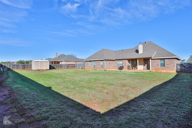 view of yard featuring a shed