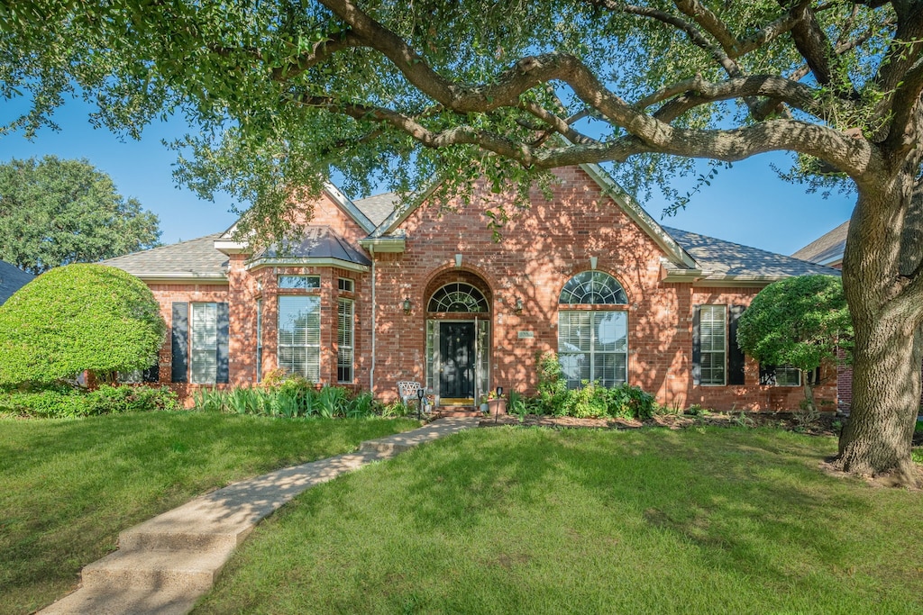 view of front of property featuring a front yard