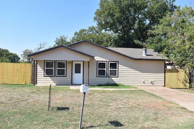 single story home with a front lawn