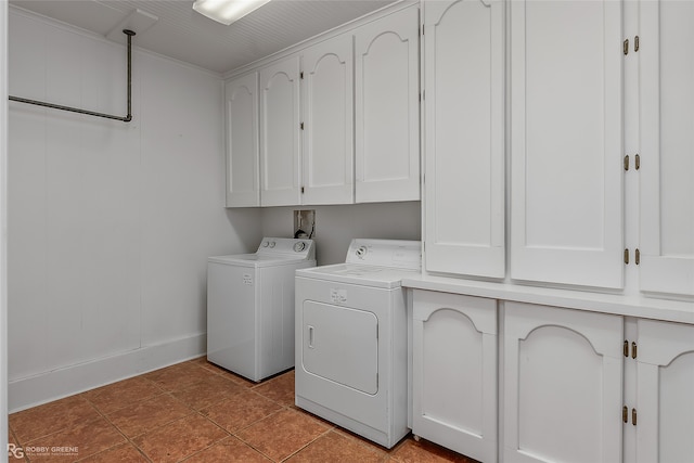 laundry room featuring cabinets, washer and clothes dryer, and light tile patterned floors