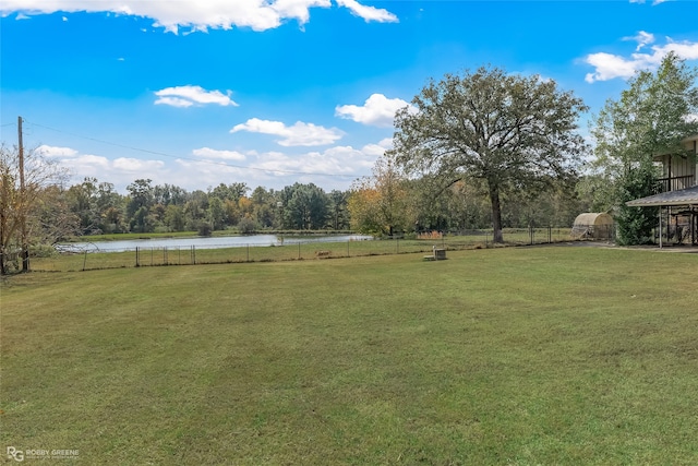 view of yard featuring a water view