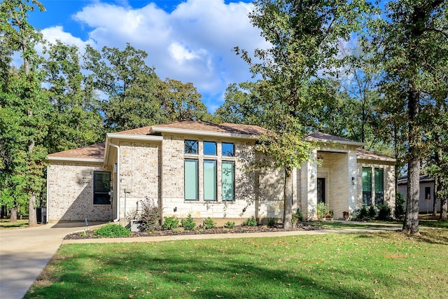 view of front facade with a front yard