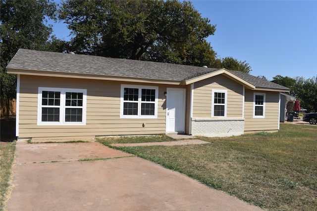 ranch-style house featuring a front lawn