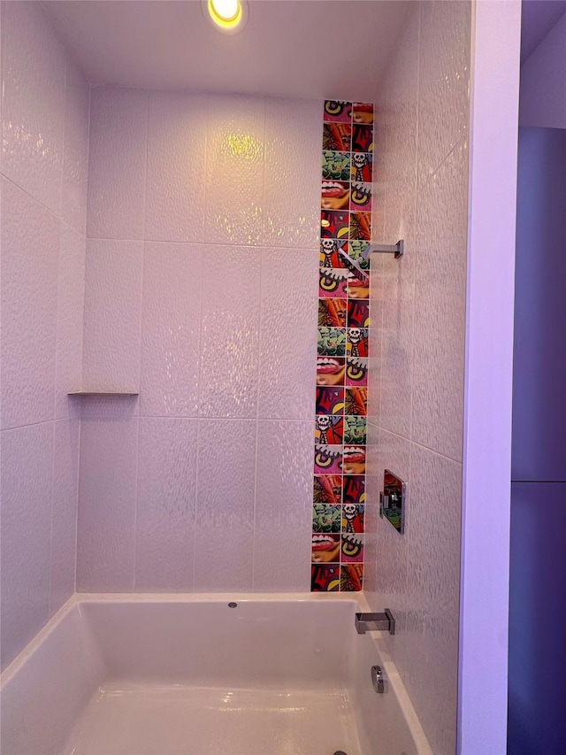 bathroom featuring tiled shower / bath