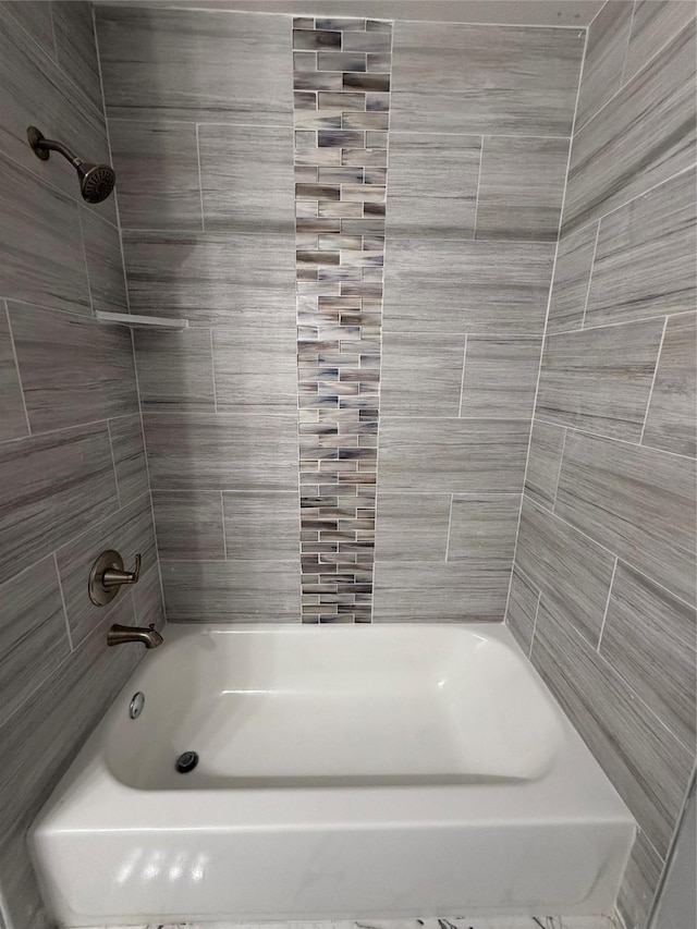 bathroom featuring tiled shower / bath combo