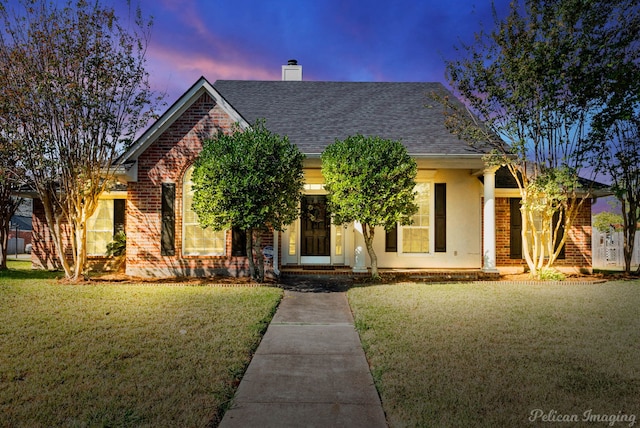 view of front facade featuring a yard