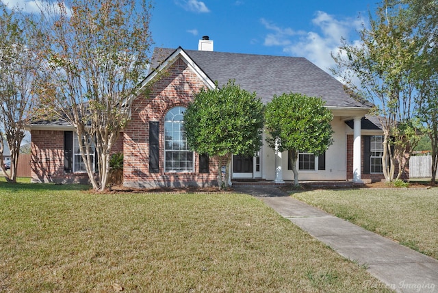 view of front of property featuring a front lawn