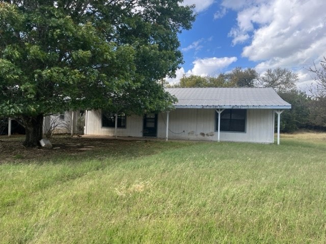 view of front of home featuring a front lawn