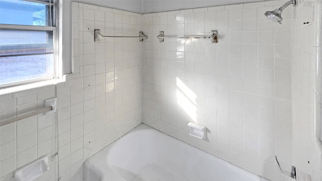 bathroom featuring tiled shower / bath combo