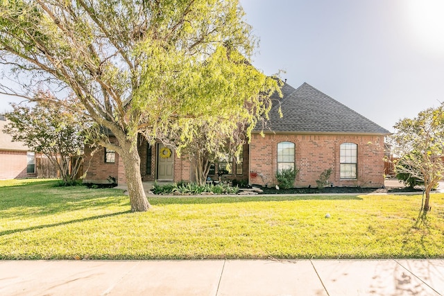 view of front of home featuring a front lawn