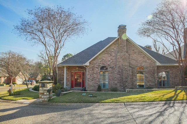 view of front of property featuring a front lawn