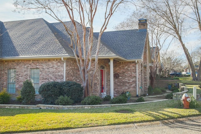 view of front of house featuring a front lawn