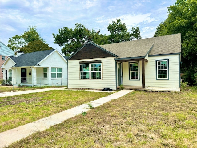 ranch-style home featuring a front lawn