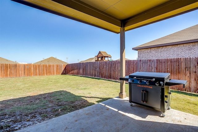 view of yard featuring a patio area