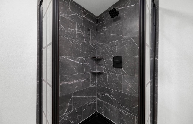 bathroom featuring a tile shower