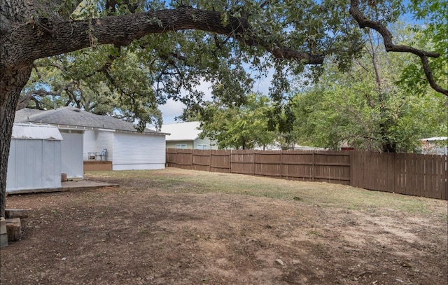 view of yard featuring a shed