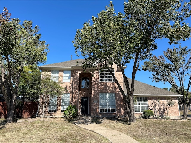 view of front of home featuring a front yard