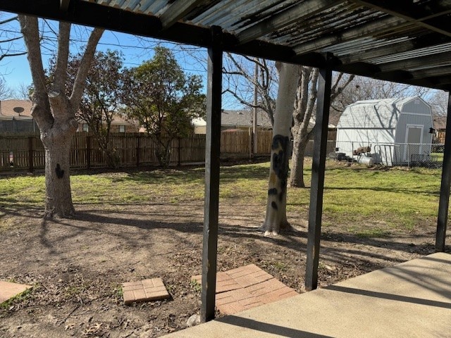 view of yard featuring a storage unit