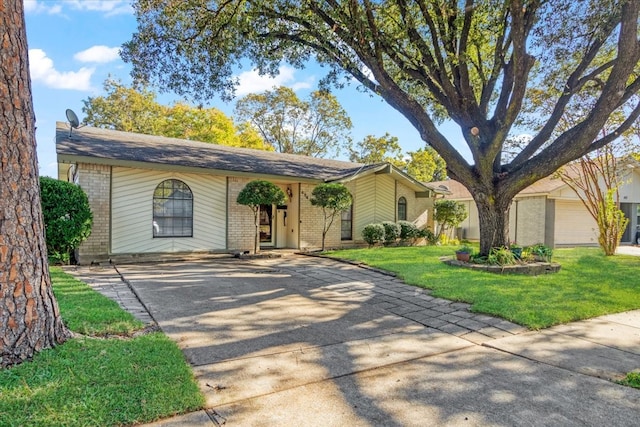 ranch-style house featuring a front lawn and a garage