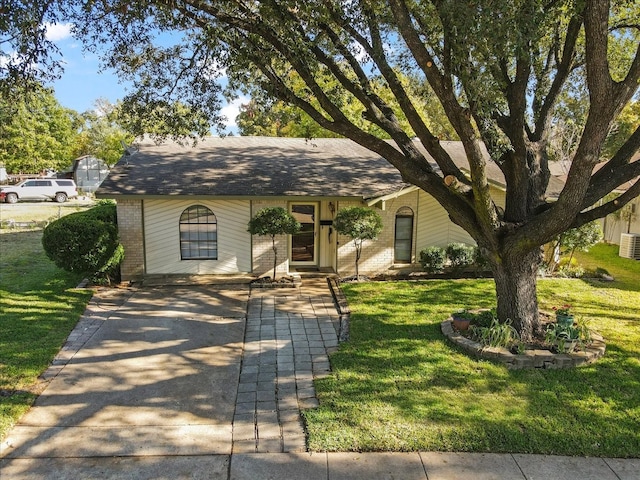 single story home with a front yard