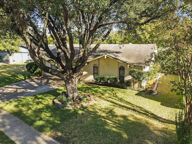 view of front facade with a front lawn