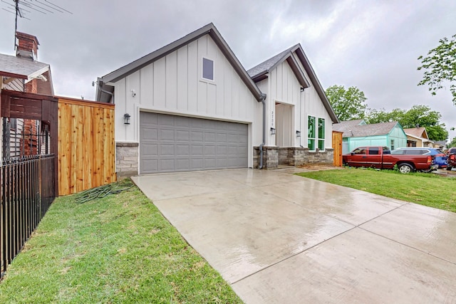 view of front of home featuring a front lawn and a garage