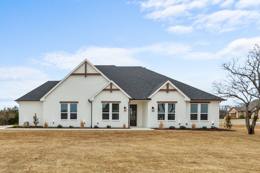 view of front of house featuring a front yard