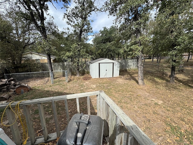 view of yard featuring a shed