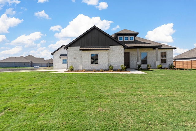 view of front of house featuring a front lawn