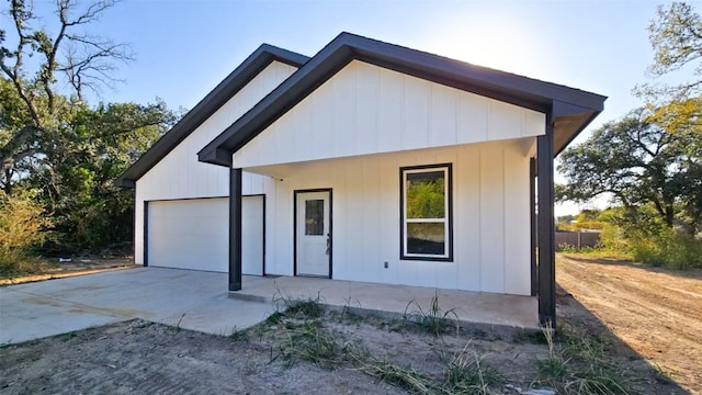 view of front of home featuring a porch and a garage