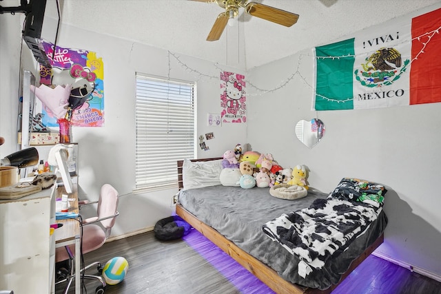 bedroom featuring hardwood / wood-style floors, a textured ceiling, and ceiling fan