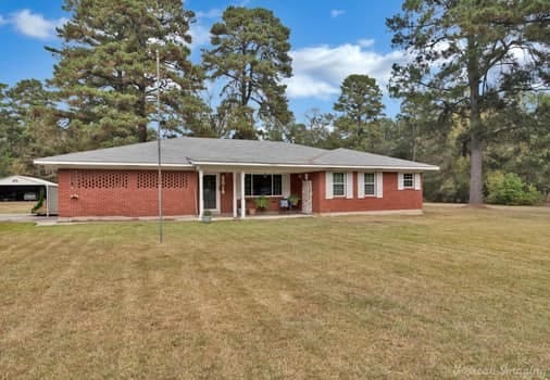 view of front of home featuring a front lawn