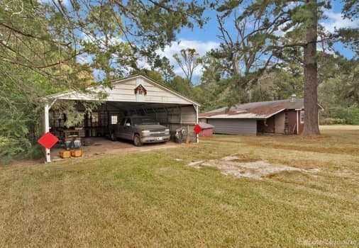 view of yard featuring a storage shed