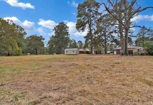 view of yard featuring an outbuilding