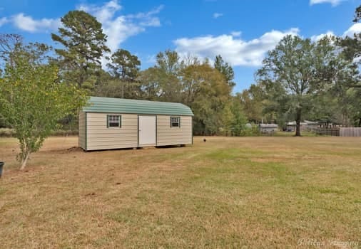 view of yard featuring an outdoor structure and a shed