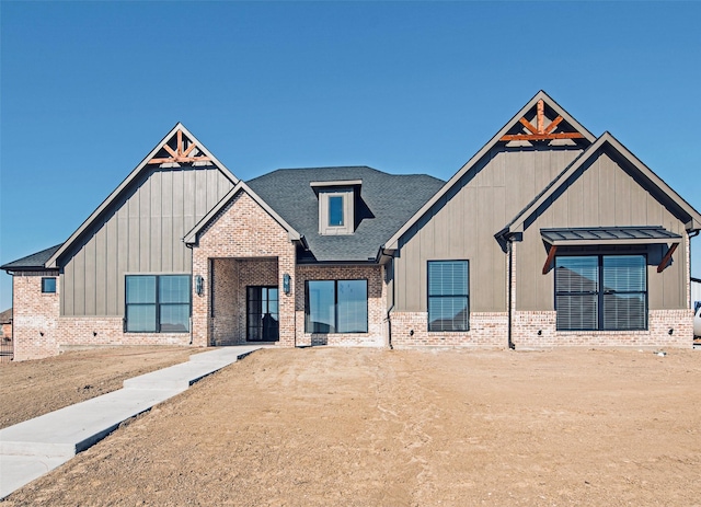 view of front of house with a front lawn