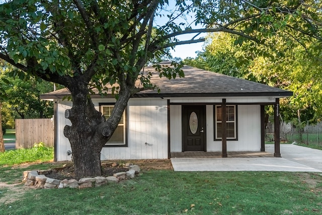 view of front facade featuring covered porch and a front lawn