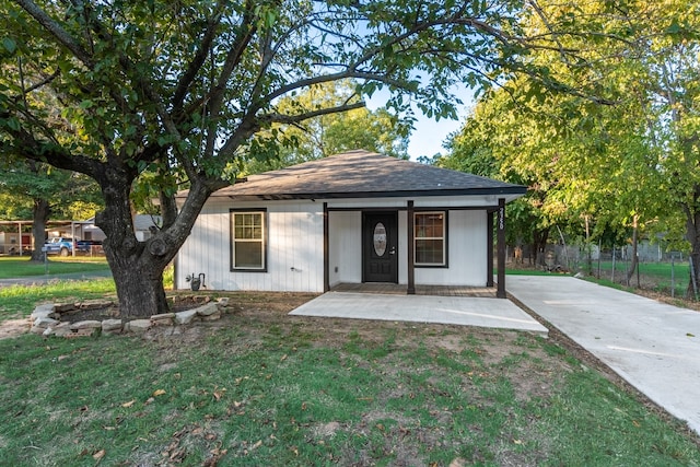 view of front facade featuring a front yard