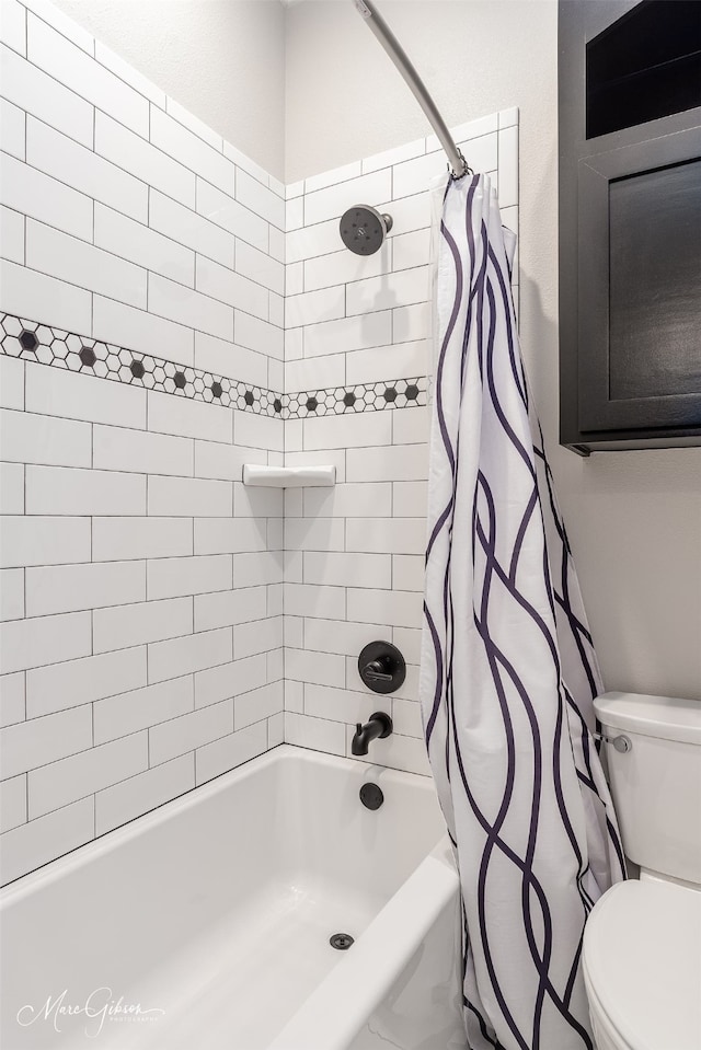 bathroom featuring shower / tub combo with curtain and toilet