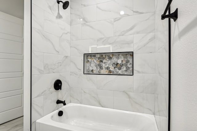 bathroom featuring tiled shower / bath combo