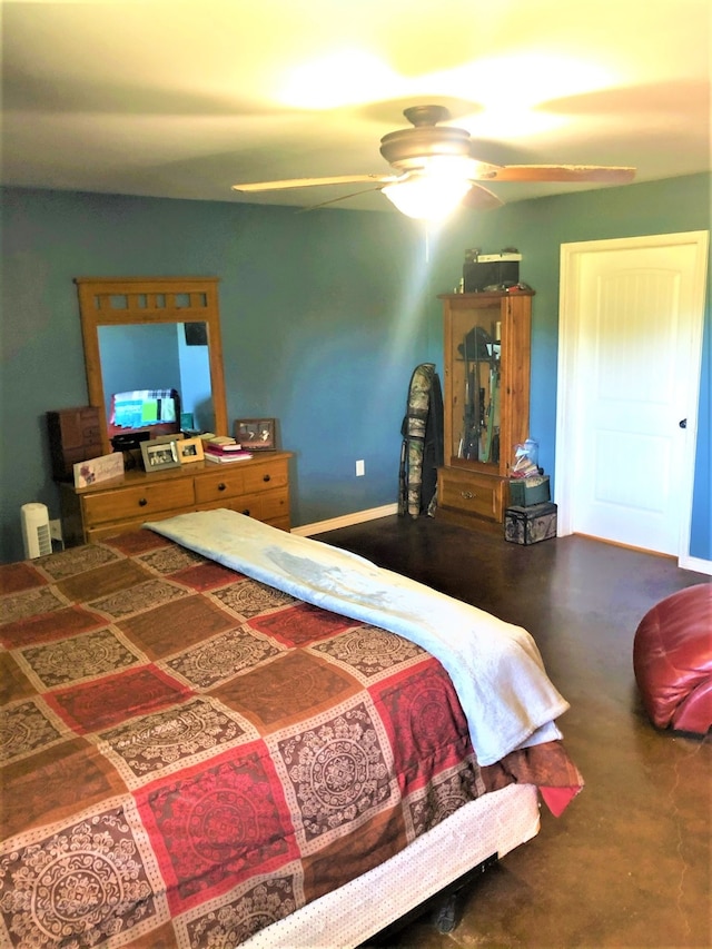 bedroom with ceiling fan