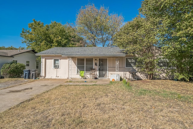 view of front of house with a front lawn and covered porch