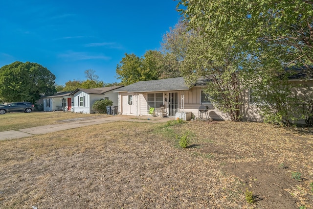 ranch-style home featuring a front lawn